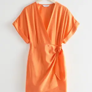 Orange klänning från &other stories, perfekt till sommaren. (Aldrig använd med lappen kvar). Köpt för 790kr säljer för 450kr🧡