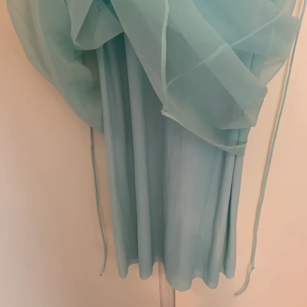 En jätte fin ljus blå klänning i bra skick med söta detaljer och snören i midjan så man kan justera storleken:) det är oklart vilket märke eftersom att det inte finns någon lapp❤️ . Klänningar.