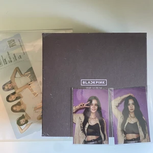 Blackpink The Album - Har tyvärr blivit solskadad och den rosa färgen har blekts ut, samt att ett av hörnen har gått sönder annars är det i bra skick. Man får med allt som jag fick i albumet + en preorder gåva där postern e jennie :)