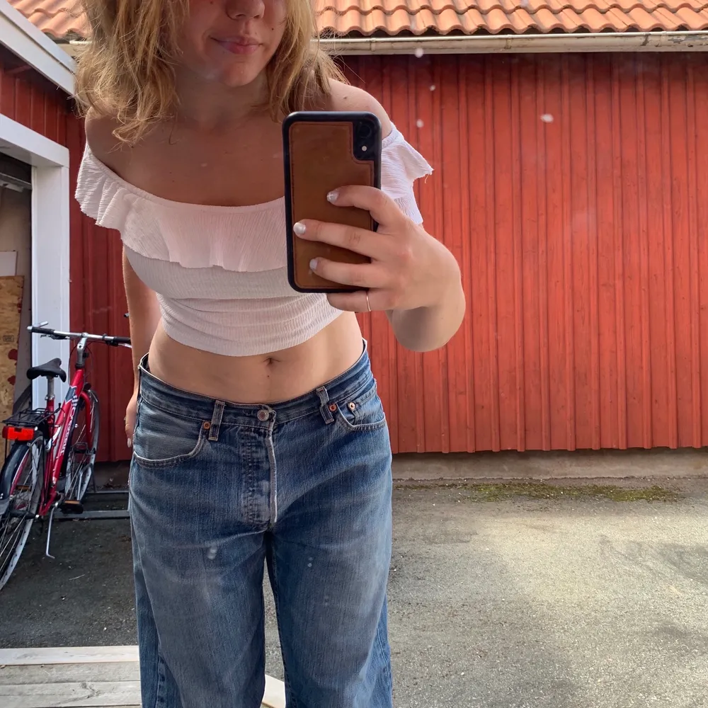 Fin och somrig off-shoulder topp med en volang längs ”axlarna. Använd fåtal gånger, bra skick. Storlek XS.. Toppar.