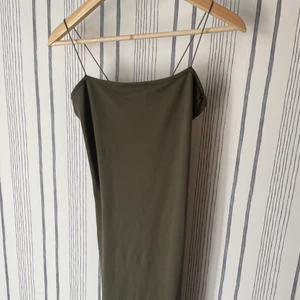 Klänning NAKD  - Grön tight klänning från NAKD i strl xs. Knappt använd så i jättefint skick!☺️💗 40kr + frakt (91kr inkl spårbar frakt) 