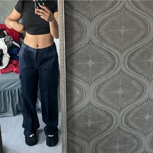 Cargo byxor  - Skiiiitsnygga mörkblå cargobyxor köpta här på plick för 500kr, dessvärre ej min stil längre och långa på mig som är 168