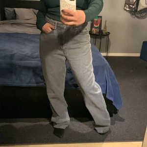 Weekday jeans - Fina jeans från weekday, stora för mig dem ska sitta midrise. Skriv för fler bilder!🫶🏼