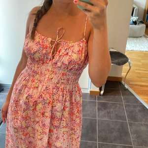 Somrig långklänning - Säljer nu denna fina sommarklänning. Prislappen finns kvar!