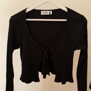 Topp  - Topp från Weekday i storlek M. 50kr🖤