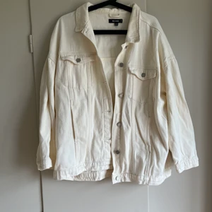 Jeansjacka - krämvit stl 44  - Oanvänd oversized krämvit jeansjacka. 