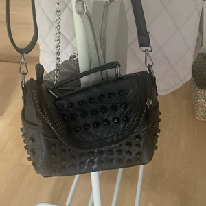 Trendig väska! - Hej, jag säljer min fina svarta väska som inte kommer till användning. Ingen märkesväska vad jag vet men den är super fin! Går inte att köpa väskan längre då den inte finns kvar på nätet  