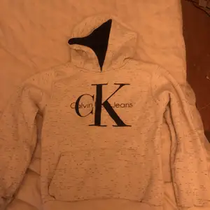 Calvin Klein hoodie, använd fåtal gånger men inte använt på länge så dax att sälja. Köparen står för frakten kan även mötas upp runt Åstorp, Helsingborg, Ängelholm.
