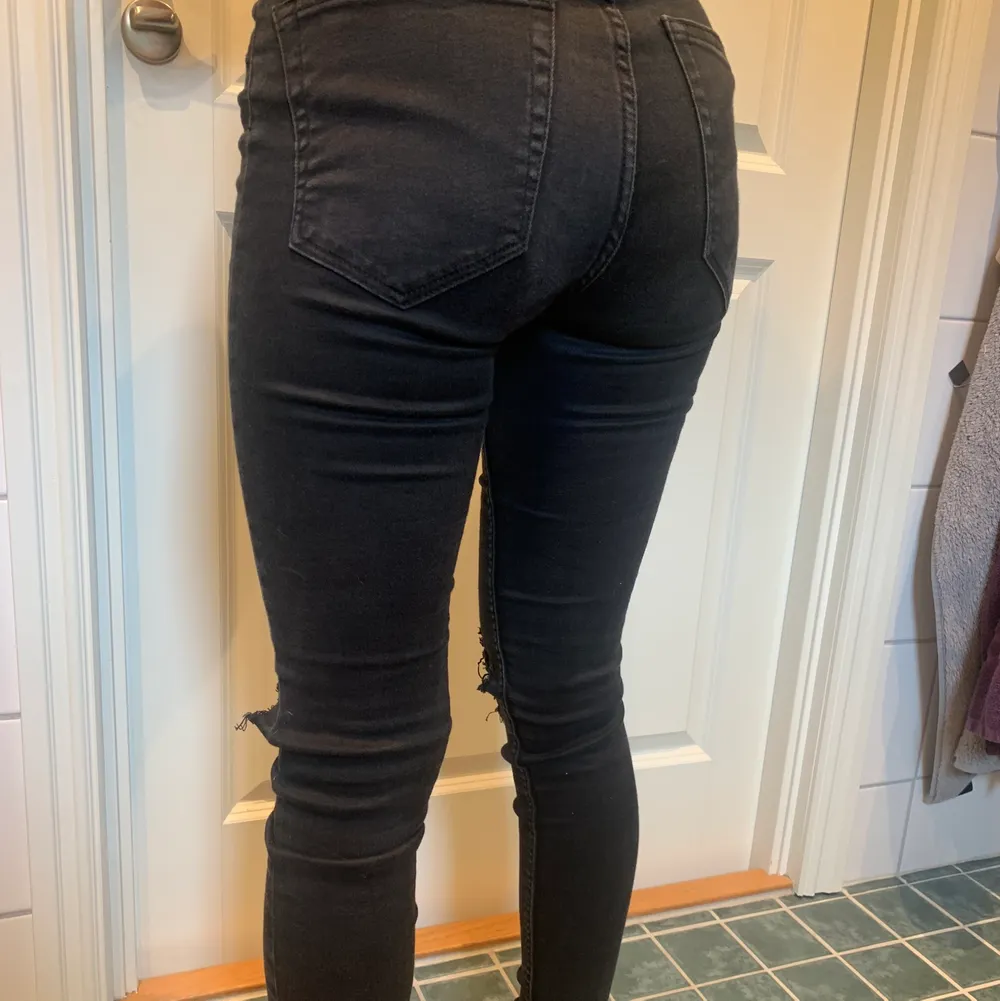 Svarta högmidjade skinny jeans med hål i knäna från lager 157 . Jeans & Byxor.