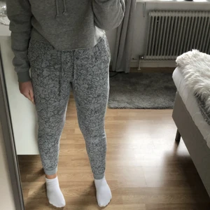 Simpsons mjukisbyxor  - Coola Simpsons mjukisbyxor! Byxorna är i bra skick. Köparen står för frakten!⭐️