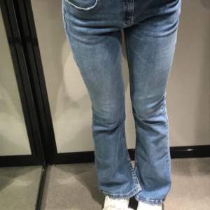 Säljer dessa snygga bootcut flare jeans från Zara, den är i jättebra skick eftersom den har inte kommit till användning. Jag är 158cm så jeansen passar folk som e under 160cm 💘