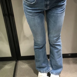 Flare jeans  - Säljer dessa snygga bootcut flare jeans från Zara, den är i jättebra skick eftersom den har inte kommit till användning. Jag är 158cm så jeansen passar folk som e under 160cm 💘