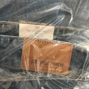 Helt nya oanvända ”full length flare jeans” från Gina Tricot