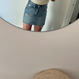 Jeanskjol i storlek 38💕 - Jeanskjol i storlek 38 från H&M. I nyskick! 