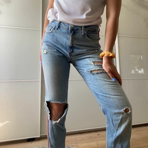 Zara jeans - Zara jeans med hål och vit/röd-rand! Använda men fint skick❤️☁️