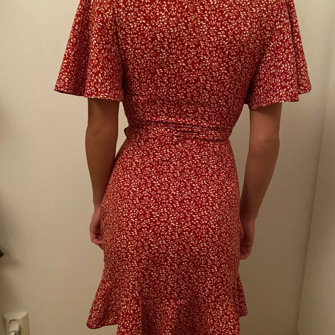 Röd blommig klänning - 90