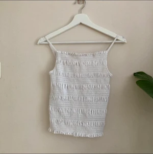 Vitt linne - finaste vita linne i storlek M. Skulle dock säga att den passar allt från Xs-M. Gör gärna paketpris :)