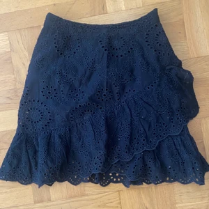 Svart kjol - En jättesnygg kjol med mindre volanger och mönster, har dragkedja och sitter perfekt, inte någon stretch. 