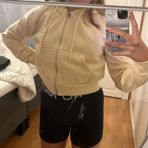 Gul kort tröja - Gul kort tröja och jag bär S men jag har L på den här tröjan