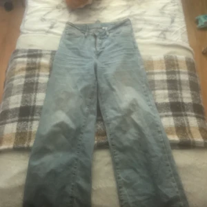 Vida jeans - Supersköna och snygga jeans i strl 36! Stretchiga så sitter supersnuggt runt rumpan. Säljer då jag har växt ut dom och dom är för korta för mig nu. Är 175 cm lång! Använda men i toppenskick!