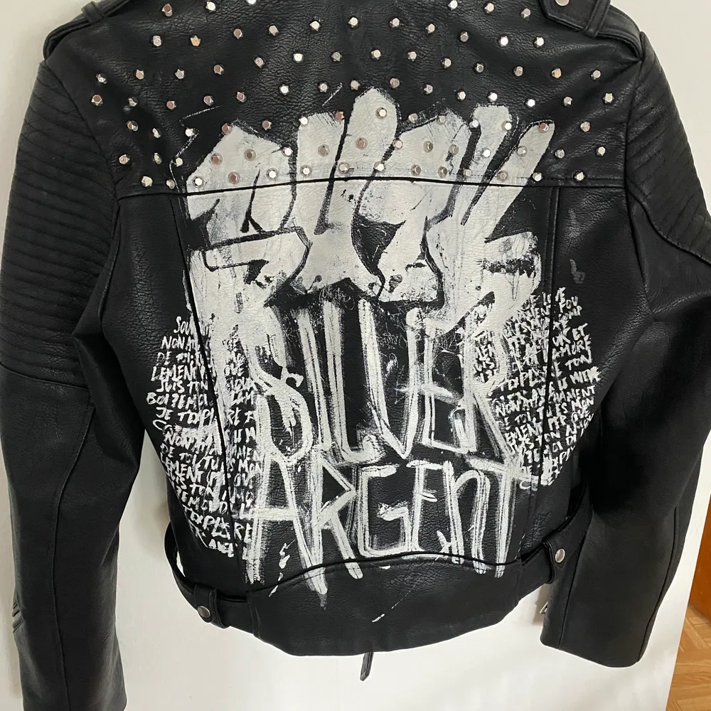 Skinnjacka från Zara i strl XL. Knappt använd så i så gott som nyskick. Hittar inga anmärkningar. . Takit.