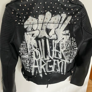 Skinnjacka XL - Skinnjacka från Zara i strl XL.  Knappt använd så i så gott som nyskick. Hittar inga anmärkningar.  