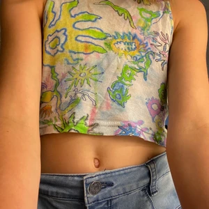 En tröja, som är för sommaren ☀️ Super bra 👍 passar till storlek S-XS faktiskt. - Det är super bra inför sommaren ☀️ , om man letar efter en tröja/ topp ☘️ Den är luftig det är därför skrev jag att den kan kanske passa dom som har storlek S 💗