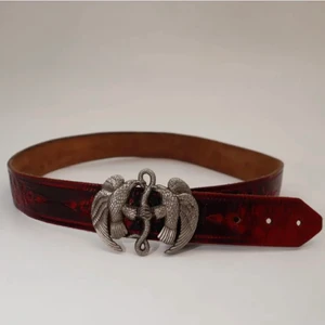 Cool bälte  - Rödsvart Cool bälte med fina detaljer 🖤❤️ 