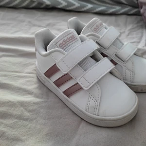 Adidas skor i strl 21 - Knappt använda Adidas skor i storlek 21. Fortfarande i fint skick. Komme från djur-och rökfritt hem.