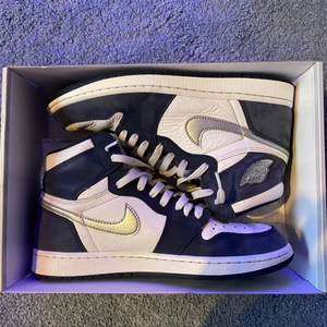 Jordan 1 high stlk 42,5 - Intressekoll för dessa Jordan 1 high midnight navy, skorna är i bra skick med en liten grå skada på högra skons tå men annars väldigt fina, blåa o vita snören följer med men rekommenderar att köpa nya vita då dom skulle se väldigt fräsha ut! Box medföljer