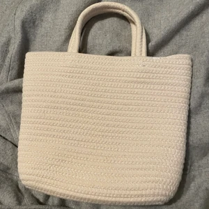 Off-white väska - Väldigt ”hård” och strukturerad i materialet. Har två små gröna fläckar, kanske går bort?? men jag har inte försökt. Oanvänd av mig!