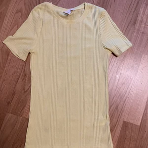 Light Yellow stretchy ribbed T-shirt  - Andvänd en gång bara. 