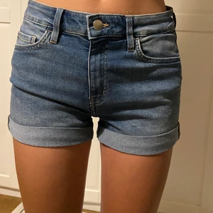 Jeansshorts - Söta jeansshorts. Med stretch. Knappt använda.