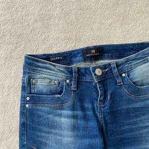Ett par lågmidjade ltb jeans, säljer för det var lite stora på mig. Det blir budgivning om fler är instreserade, kan också byta mot ett par andra lågmidjade ltb jeans 💕💕🫶🫶