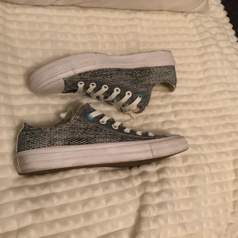 Sparsamt använda converse lunarlon med grått nät. Passar till det mesta. . Skor.