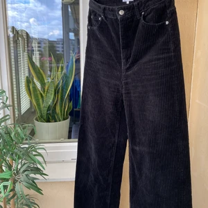 Långa manchesterbyxor  - Långa manchesterbyxor från weekday i fint skick! Kan hämtas i Telefonplan alternativt fraktas och då står köparen för frakt 🌸