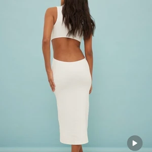 Sommarklänning - Säljer denna snygga sommarklänningen med öppen rygg. Helt oanvänd och säljer endast vid bra affär. Inköpt för 399kr💕