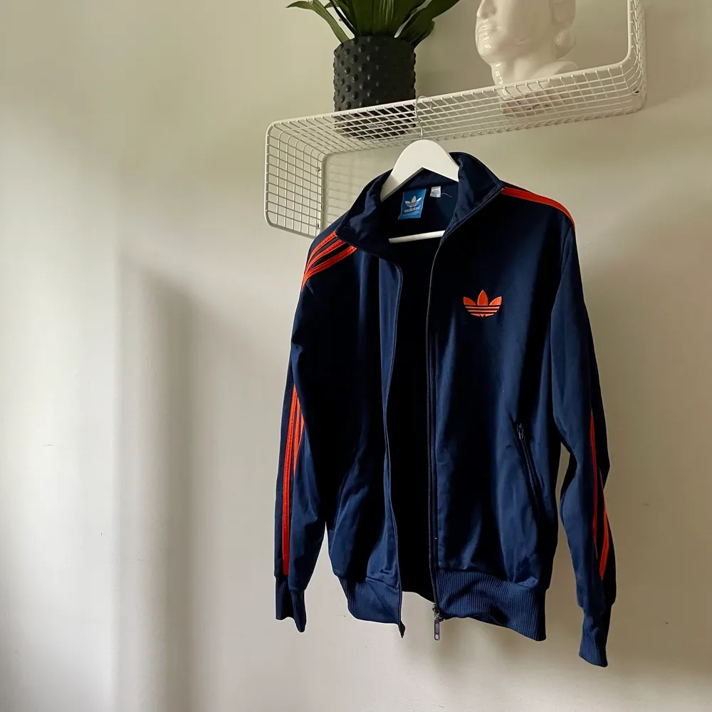 Adidas kofta med dragkedja. Mycket bra skick. . Hoodies.