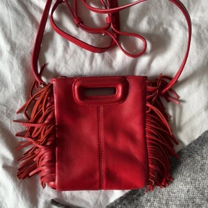 Maje väska - Köpt för nått år sen i butiken, dustbag och båda banden finns, hjärtan på ena sidan men syns inte när man bär den ifall man inte vill❤️🥰 kan gå ner i pris vid snabb affär!!