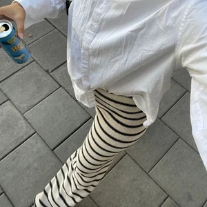 Randiga stickade byxorn från zara - Säljer dessa skitsnygga byxorna från zara!! Helt nya med lappen kvar❤️ storlek M