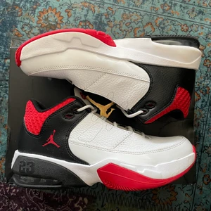 Jordan max aura 3  - Tja, säljer min lillebrors skor, Ett par Jordan Aura 3 I storlek 38. Tänker mig 400kr  Hör av dig om du är intresserad 