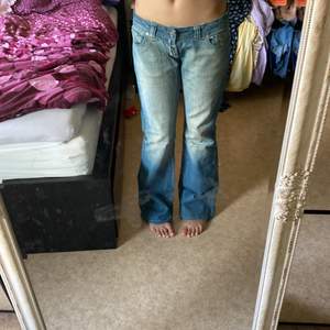 superfina jeans med unik grje på bakfickorna. Baggy och low waisted