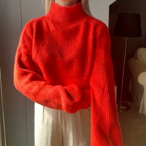 röd stickad tröja  - långa armar. endast provad 