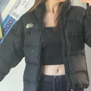 The North Face Puffer Jacket ÄKTA - Jättefin TNF Jacka köpt för ett år sen för cirka 2500kr. Lite söndrig vid fickorna och dragkedjan hade behövt bytas då den är lite trög men annars är den okej!
