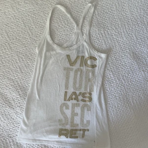 Victoria’s secret linne - Ett vitt lite genomskinlig linne i jättefint skick🤍🤍