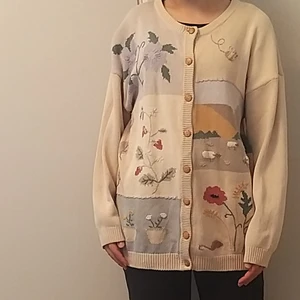 Cottagecore cute cardigan/kofta  - En fin kofta i beige färg/cream med virkade saker på som bin och blommor. Jättegullig kofta och har haft den länge. Vintage och gullig stil. Handgjord.