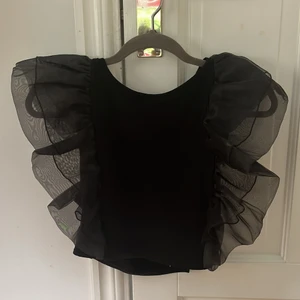 Topp från zara  - Jag säljer denna helt oanvända topp från zara. Toppen är jättegullig men kommer tyvärr inte till användning. 