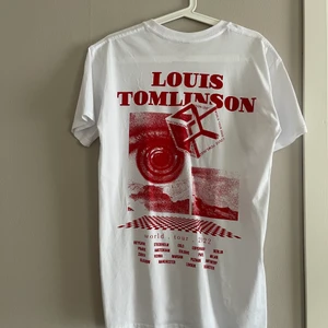 Louis Tomlinson Merch (officiell) - Säljer den här favoriten som längtar efter en ny Louie-ägare <3 köpt innan hans konsert i Fryshuset i mars 2022. Unisex storlek. Kan mötas upp i Söderköping eller Norrköping eller frakta mot betalning <3❤️ endast använd 1-2 gånger.