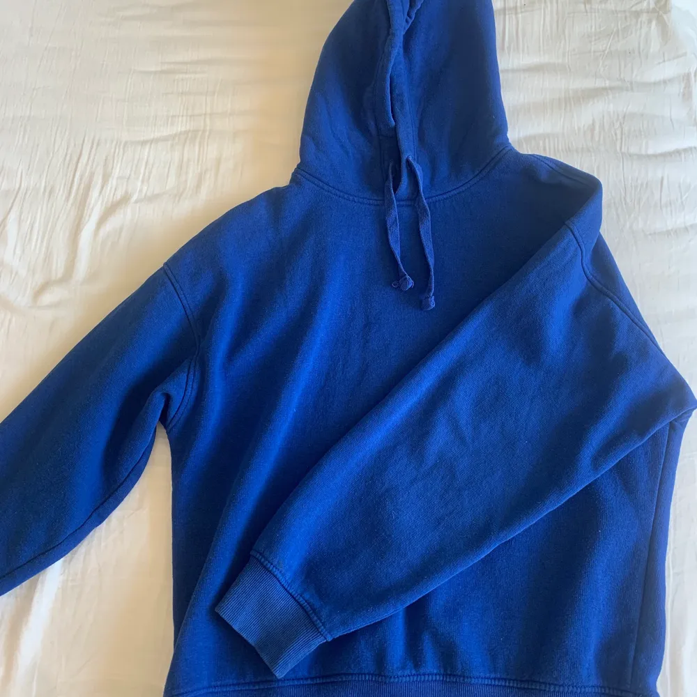 Jag säljer denna Zara hoodien i storlek S. Har fått ganska myclet  kärlek, hoodien är i bra skick, säljer för 150 kr. Hoodies.
