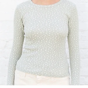 Brandy Melville tröja - Säljer denna fina tröjan från brandy Melville som inte kommer till användning. Den är i bra skick och har inga defekter. Det står att storleken är onesize men skulle säga att den passar xs/s. Tveka inte att skriva om du har någon fråga💚